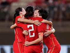 半岛体育官网首页-日本女足队员庆祝进球，球迷热情支持